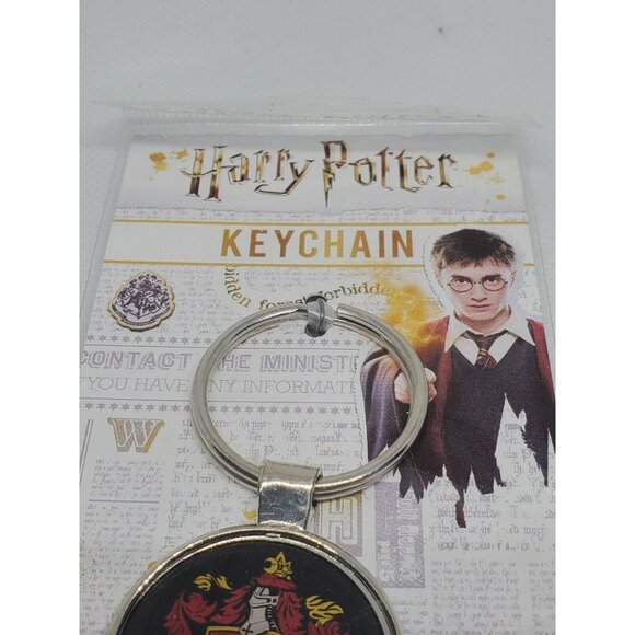 Gryffindor Crest Wizarding World WBEI Warner Brothers Key Chain - Picture 5 of 7